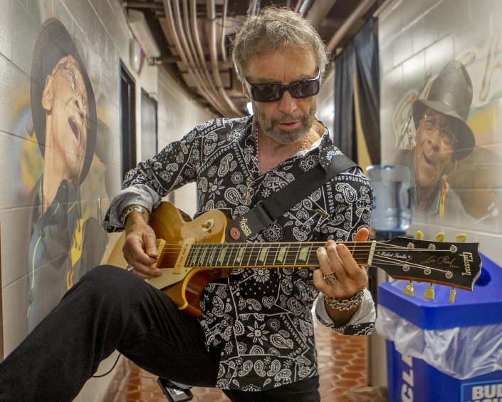 Paul Rodgers warming up with Hubert Sumlin's guitar backstage at Garden State Art Center - August 12, 2018